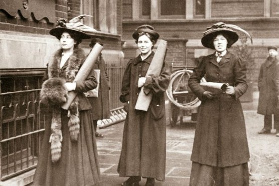 Suffragettes armed with materials to chain themselves to railings